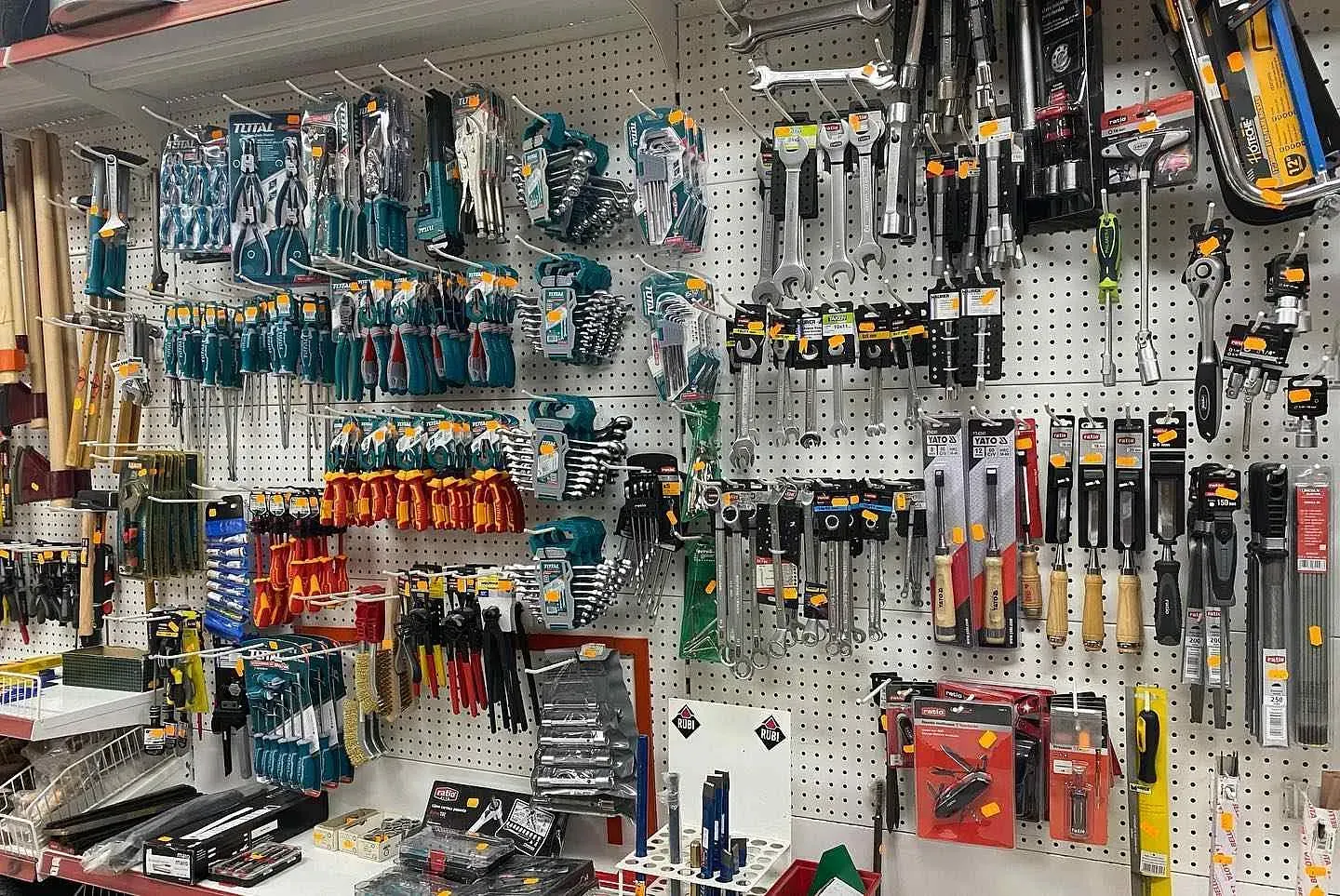 Una pared llena de muchas herramientas en una tienda.
