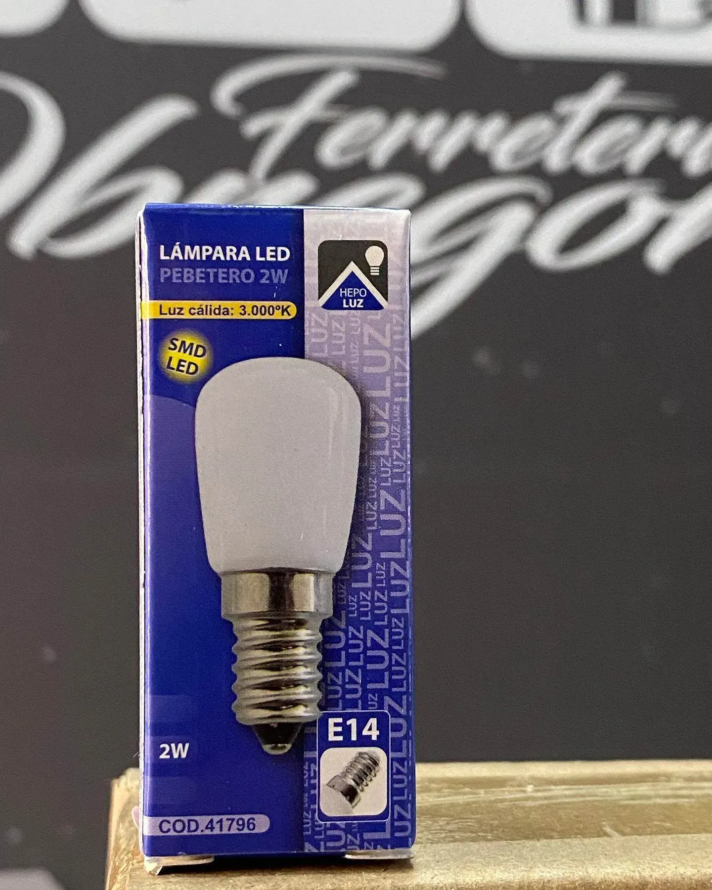 Una bombilla en una caja que dice lampara led