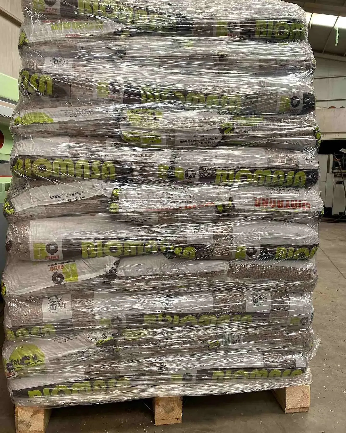 Una gran pila de bolsas colocada encima de una paleta de madera.