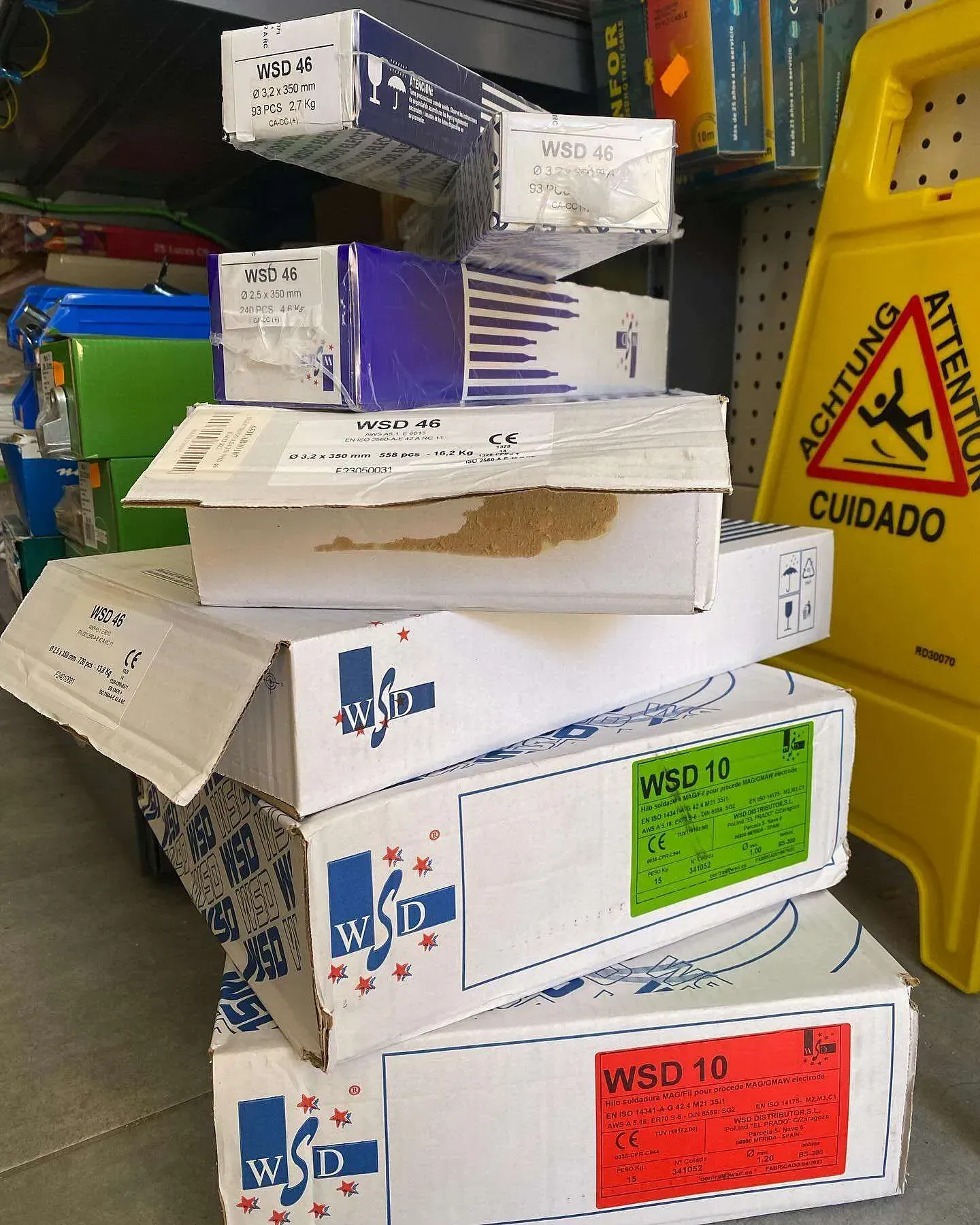 Una pila de cajas con wsd 10 en ellas