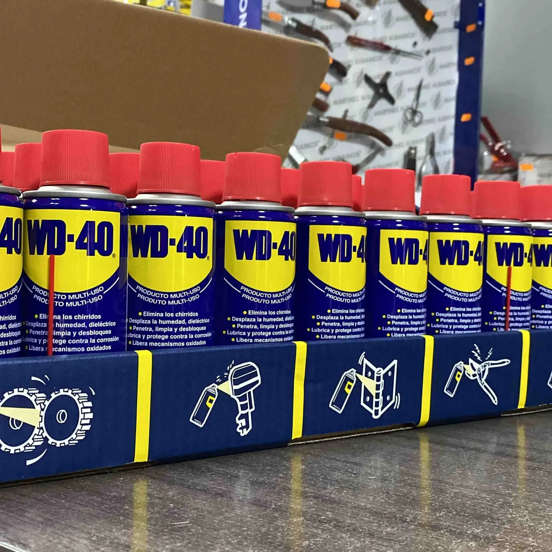 Varias latas de WD-40 están alineadas en fila