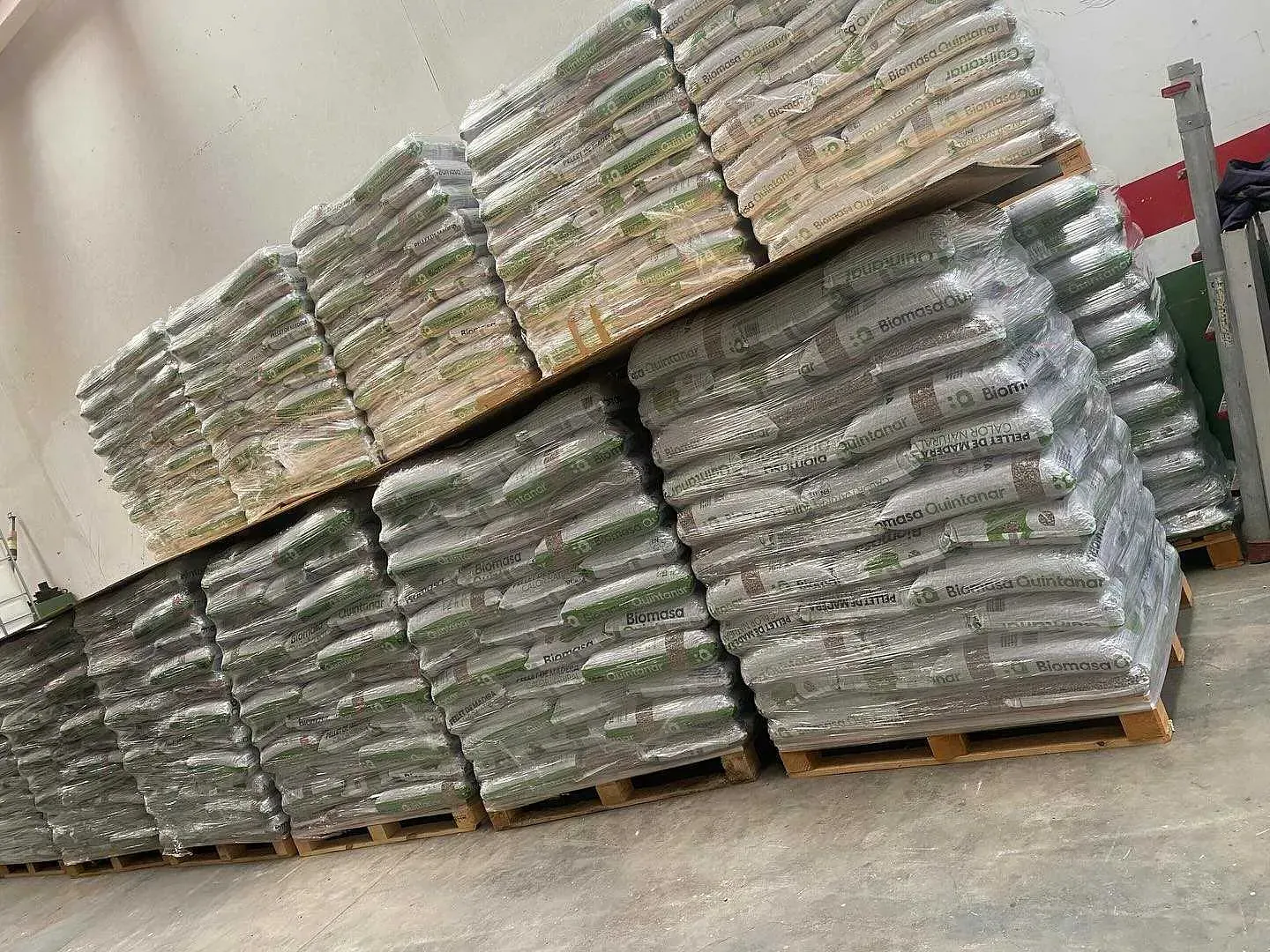 Un almacén lleno de muchas bolsas apiladas una encima de otra.