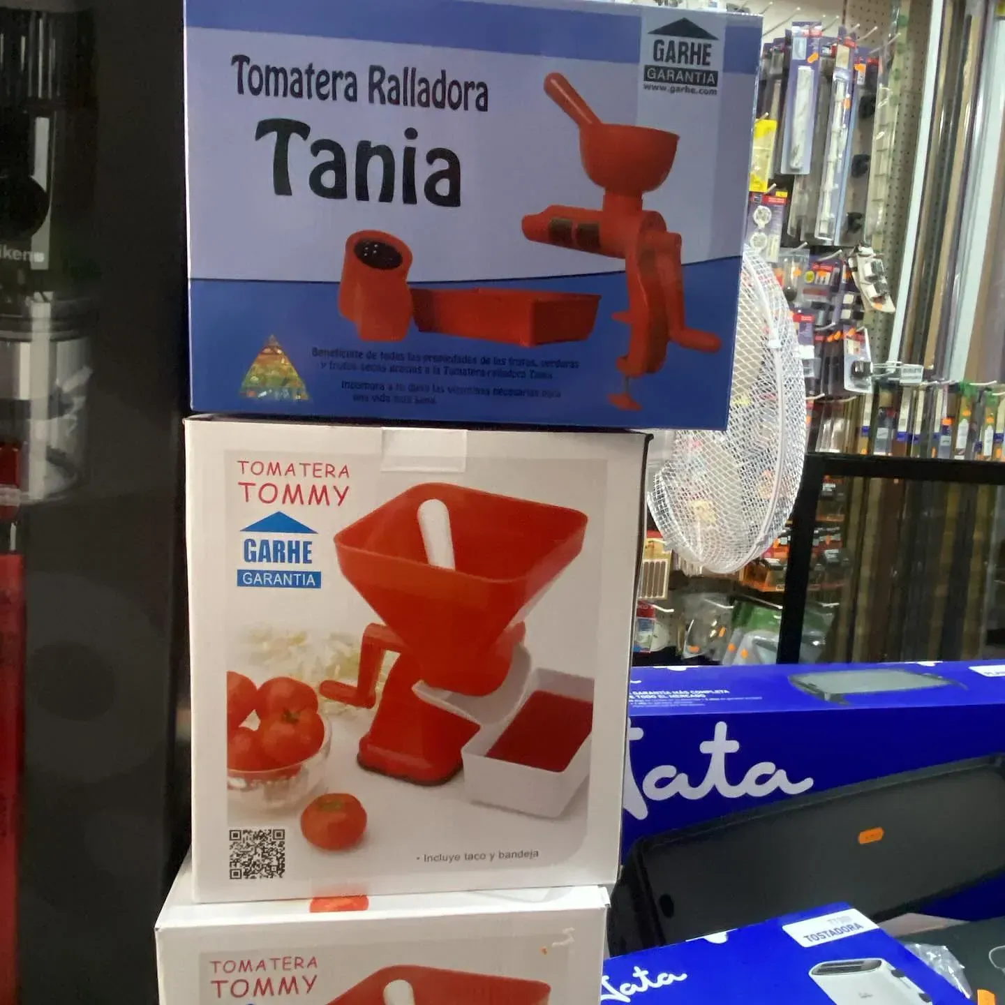 Una pila de cajas con una que dice Tommy.