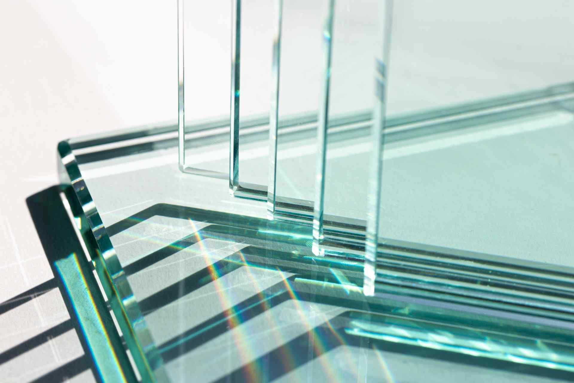 Ein Stapel Glasstücke, die übereinander auf einem Tisch liegen.