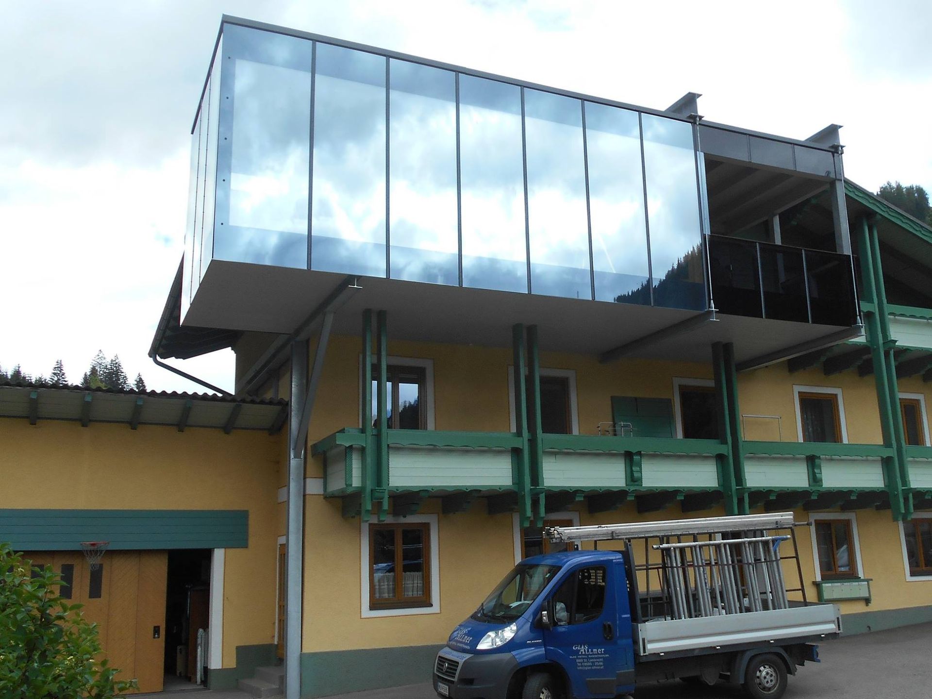 Ein blauer LKW steht vor einem großen Gebäude