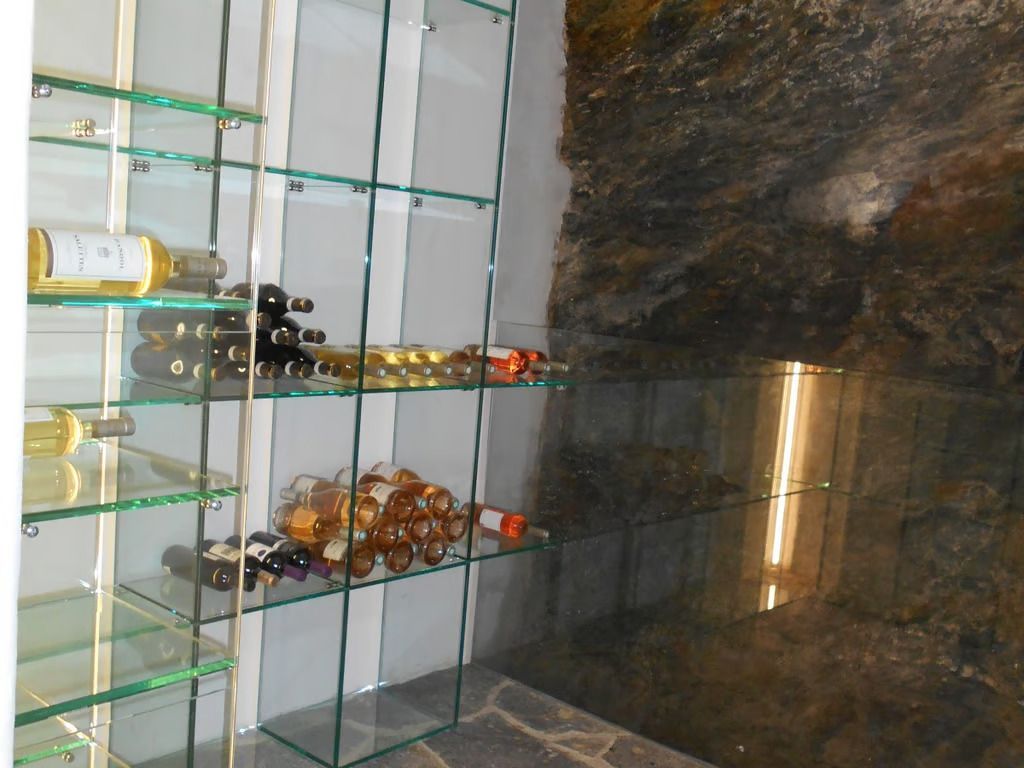 Ein Glasregal mit Weinflaschen darauf