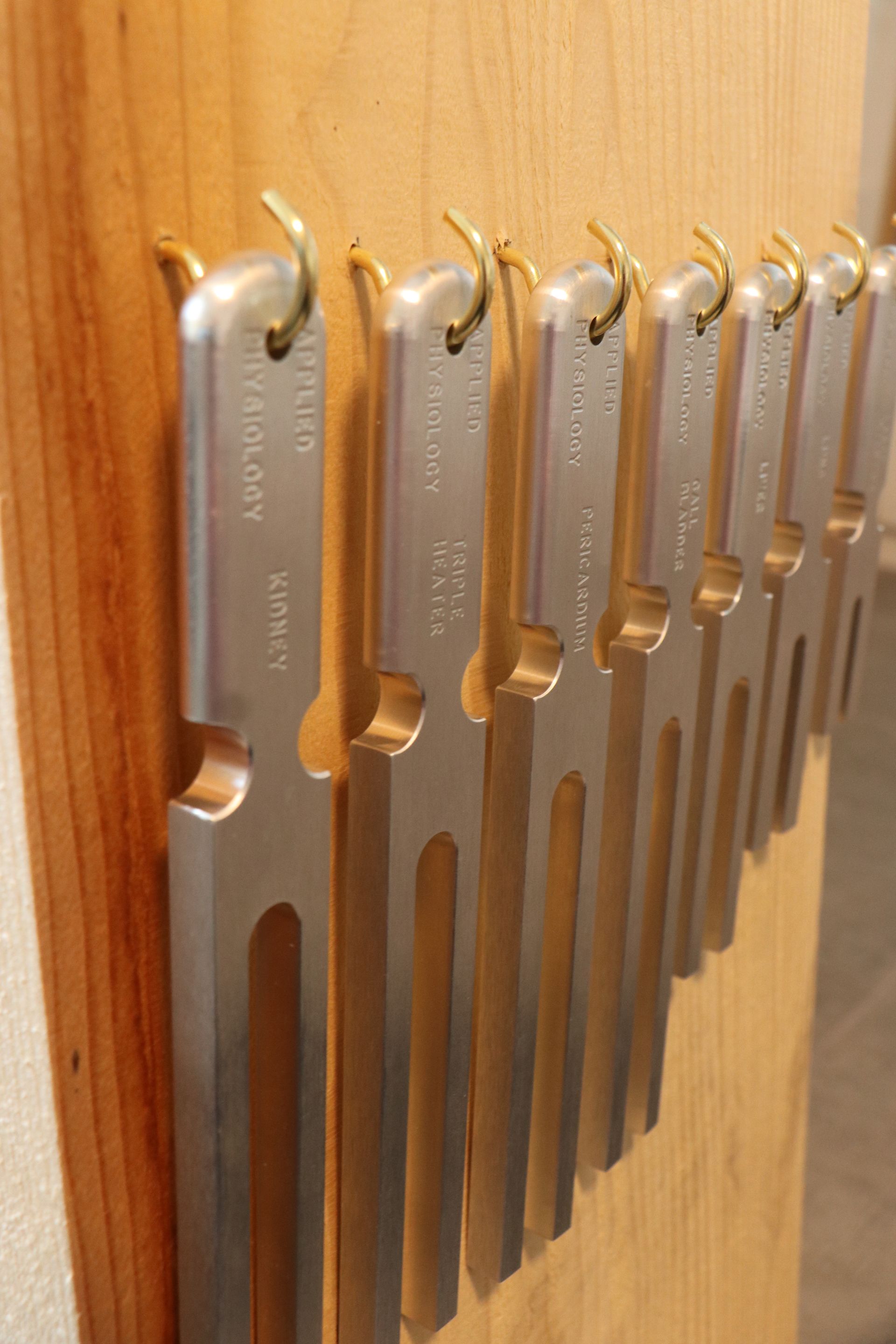 Beine werden auf einer weissen Fläche massiert, ein Bein wird von zwei Händen massiert.