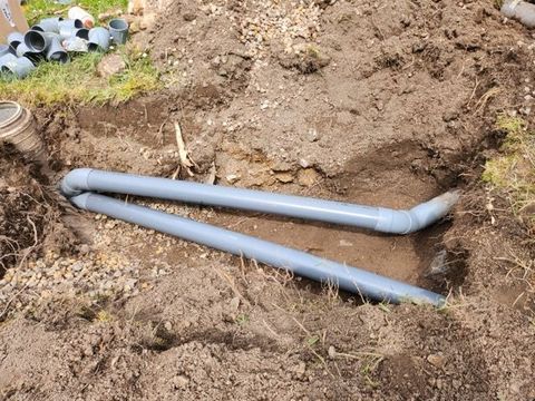 Des tuyaux pour le raccordement à la fosse toutes eaux