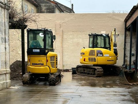 Des minipelles exécutent des travaux de terrassement