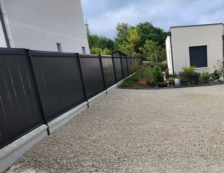 Une pose de clôture avec un soubassement