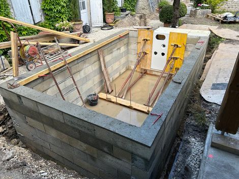Une piscine en cours de construction