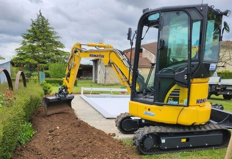 Une minipelle terrasse autour de la piscine