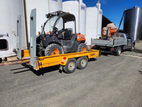 Des travaux de terrassement à l'aide d'un engin de chantier