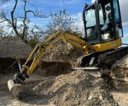 Un tractopelle sur le terrain