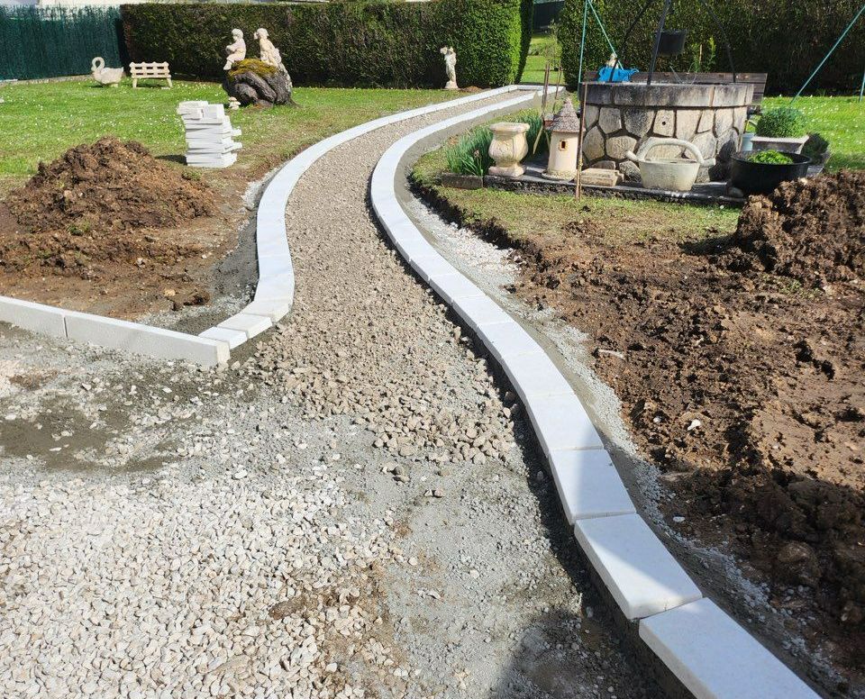 Pose de pavés délimitant un chemin d'accès
