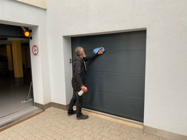 Nettoyage d'une porte de garage