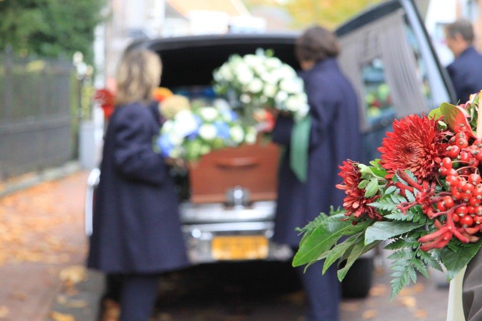 Rolf Knoben Beerdigungsinstitut - Ein Sarg wird für den Transport vorbereitet