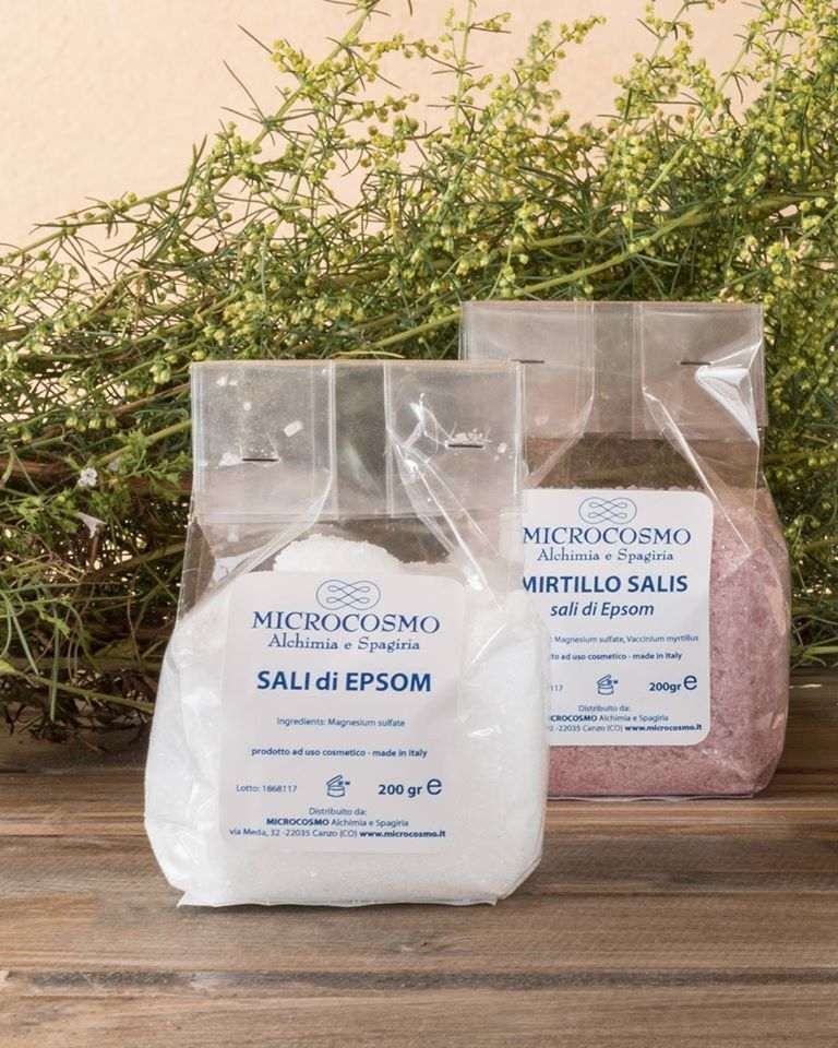 Due sacchi di sale sono appoggiati su un tavolo di legno.