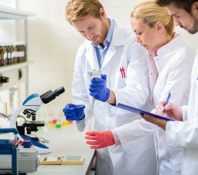 Un grupo de científicos está trabajando en un laboratorio.
