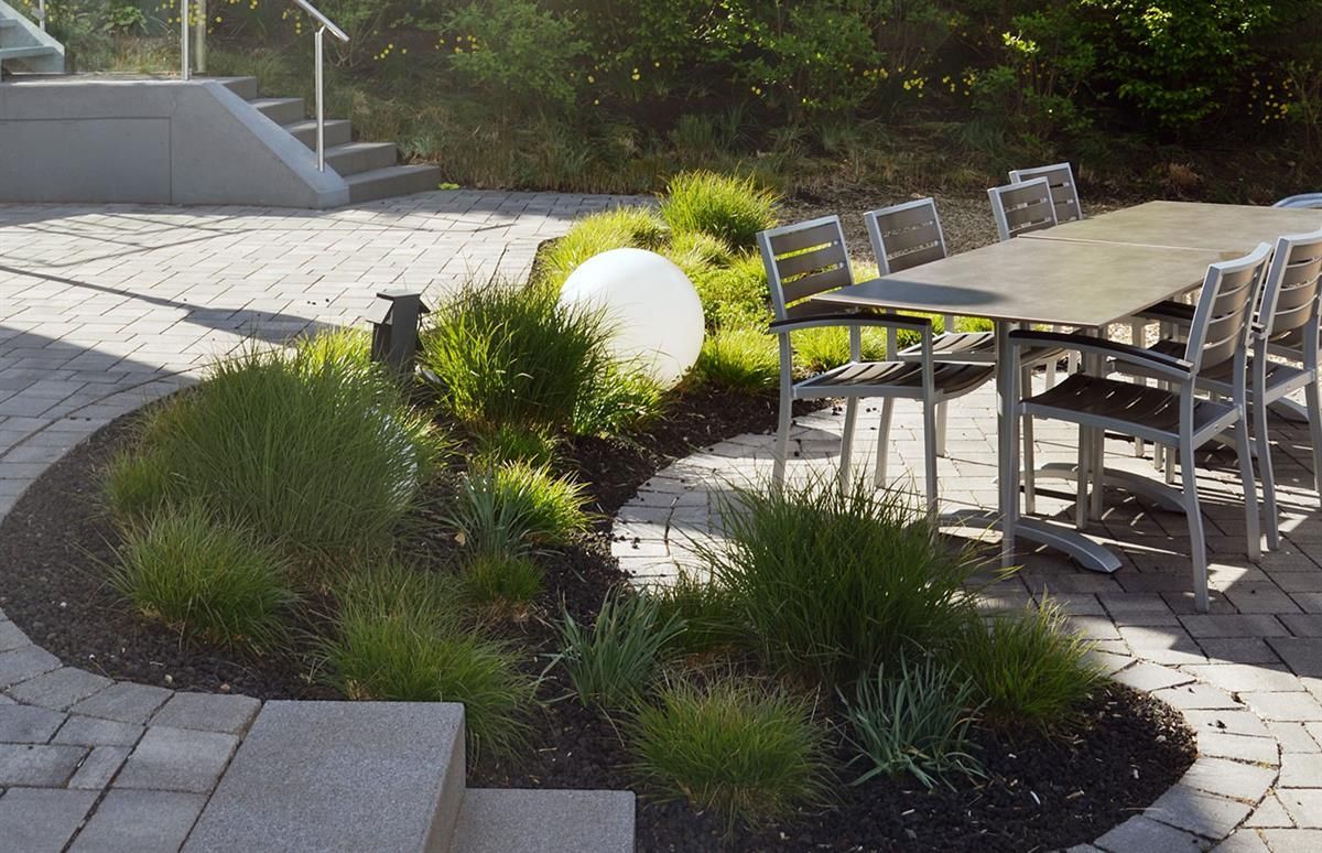 Eine Terrasse mit Tisch und Stühlen und einem weißen Ball