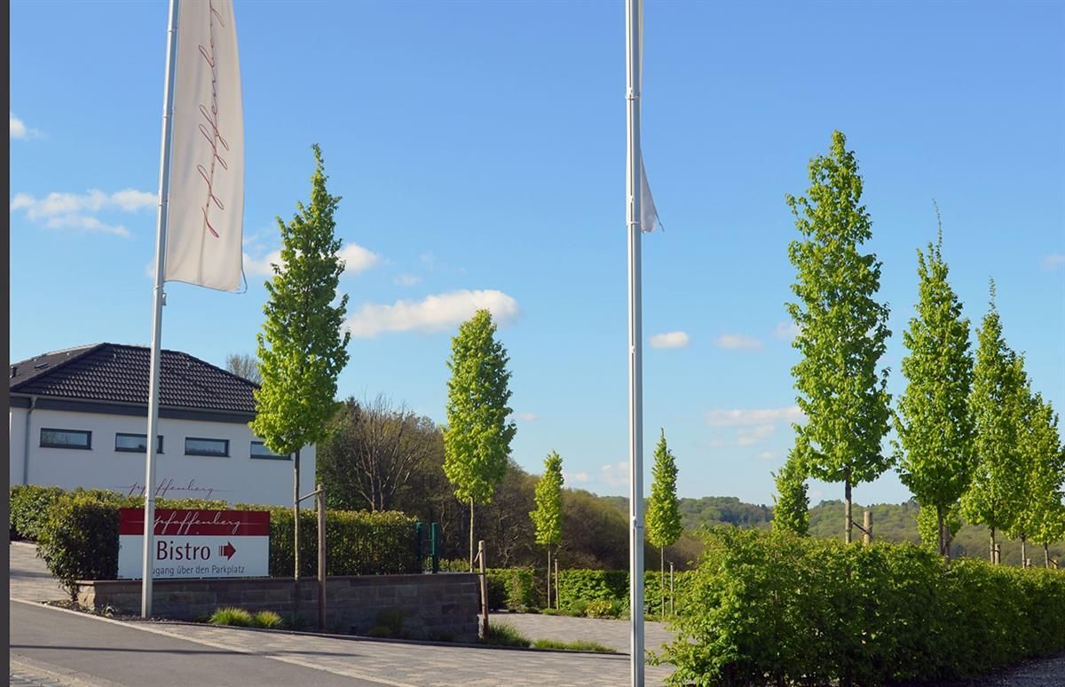 Ein weißes Gebäude mit einem Schild mit der Aufschrift „Neux“ darauf