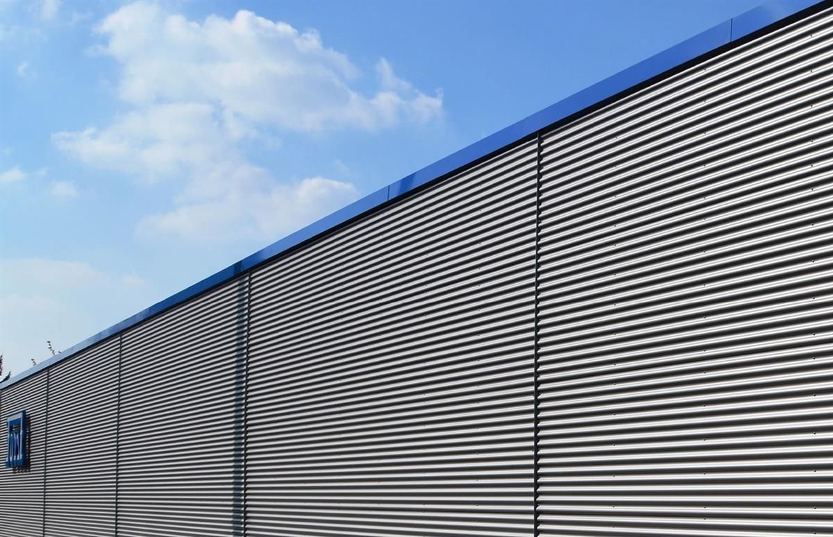 Ein Gebäude mit blauem Dach und blauem Himmel im Hintergrund