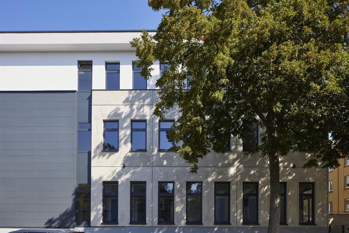 Ein Gebäude mit einem Baum davor