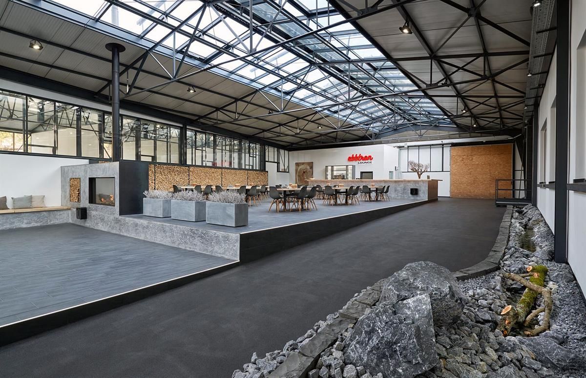 Ein großer Raum mit Glasdecke und vielen Fenstern