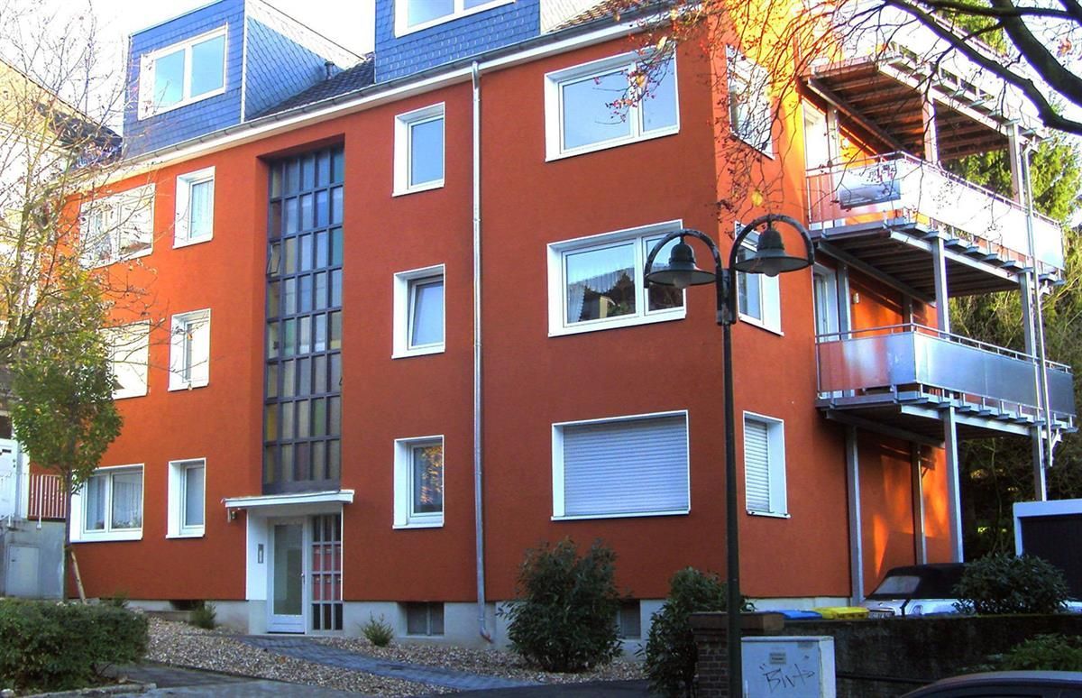 Ein großes orangefarbenes Gebäude mit einer Straßenlaterne davor