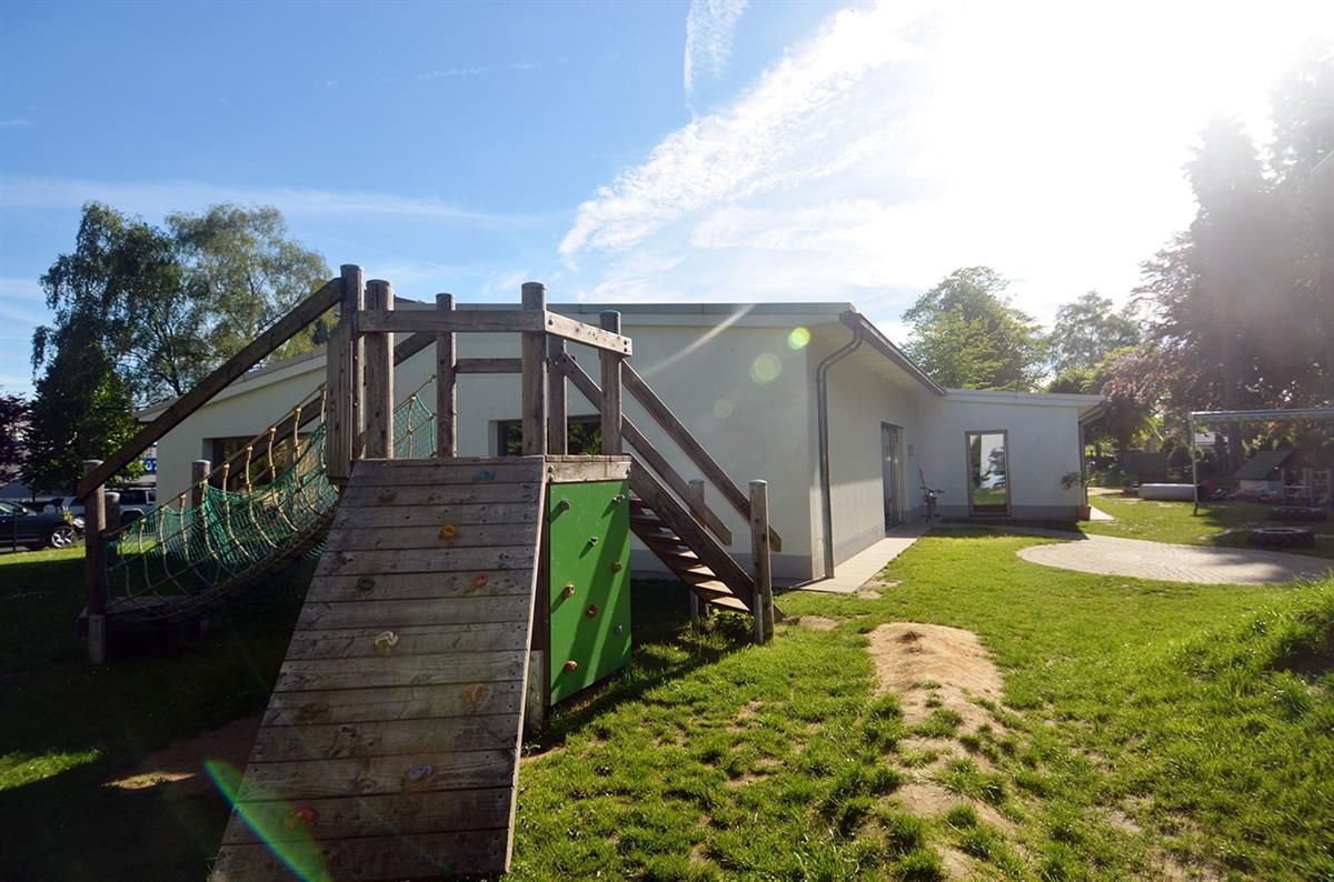 Ein Spielplatz mit Treppen, die zu einem Haus hinaufführen
