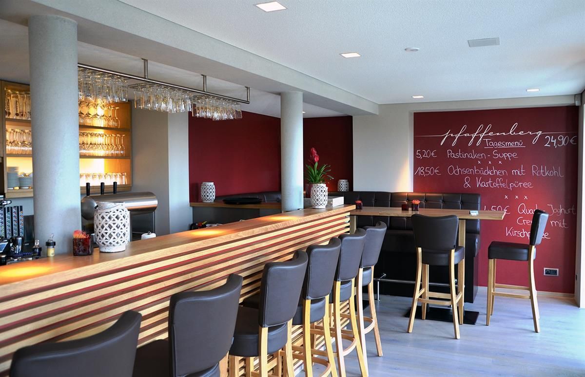 Ein Restaurant mit roter Wand und einer Bar