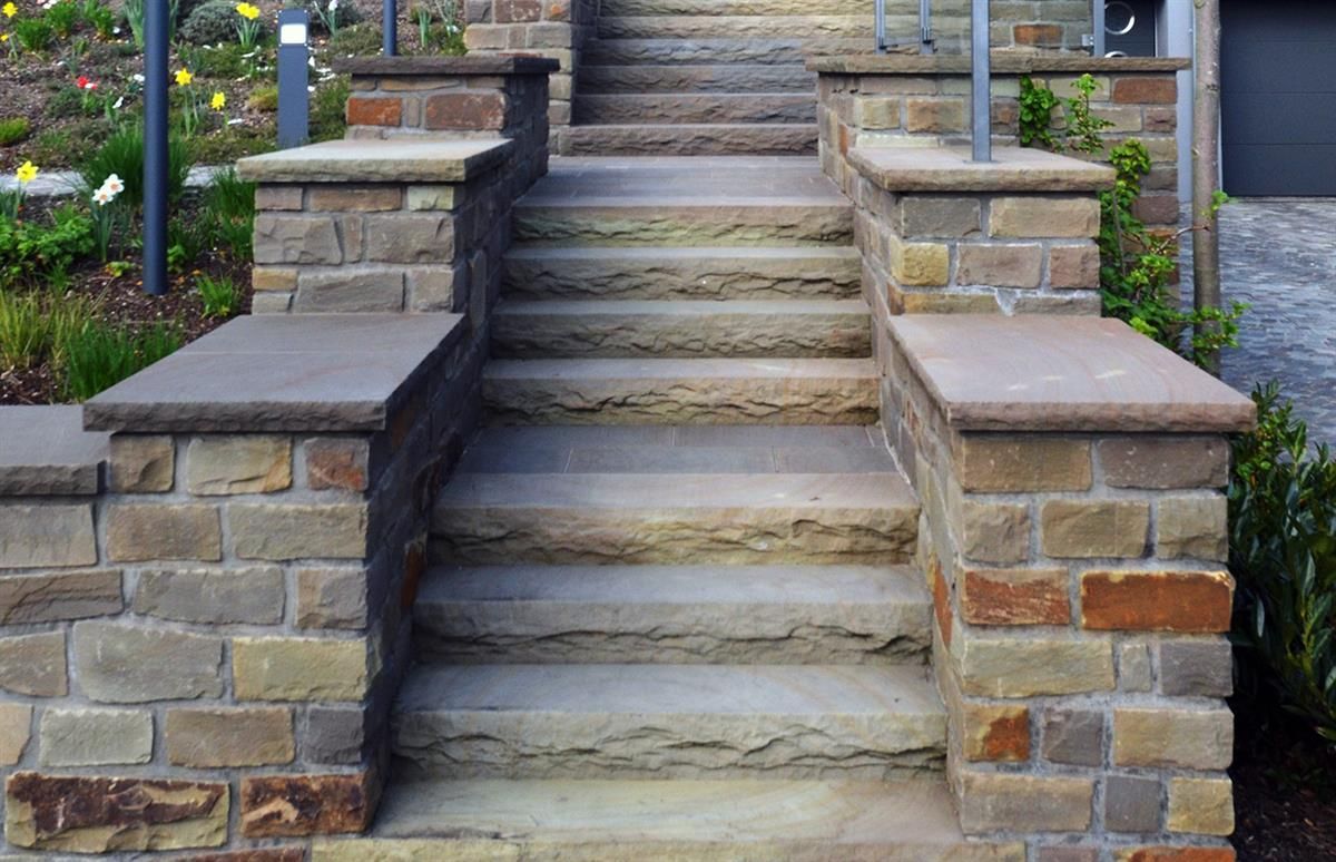 Eine Steintreppe, die zu einem Haus führt