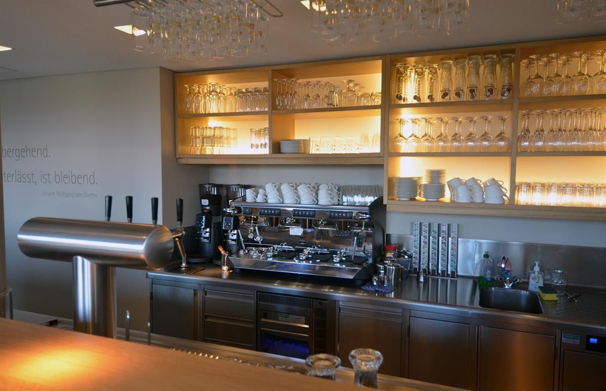 Eine Küche mit einem Schild an der Wand, auf dem steht: