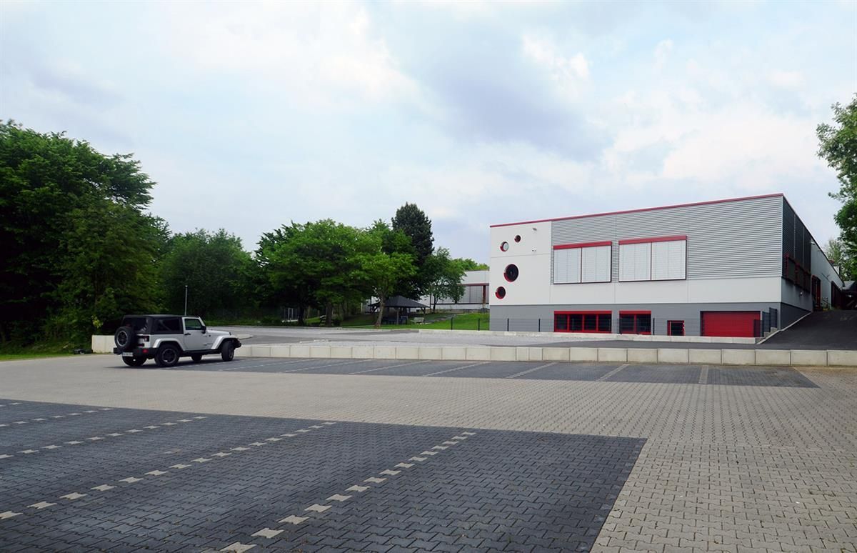 Ein Jeep steht vor einem großen Gebäude