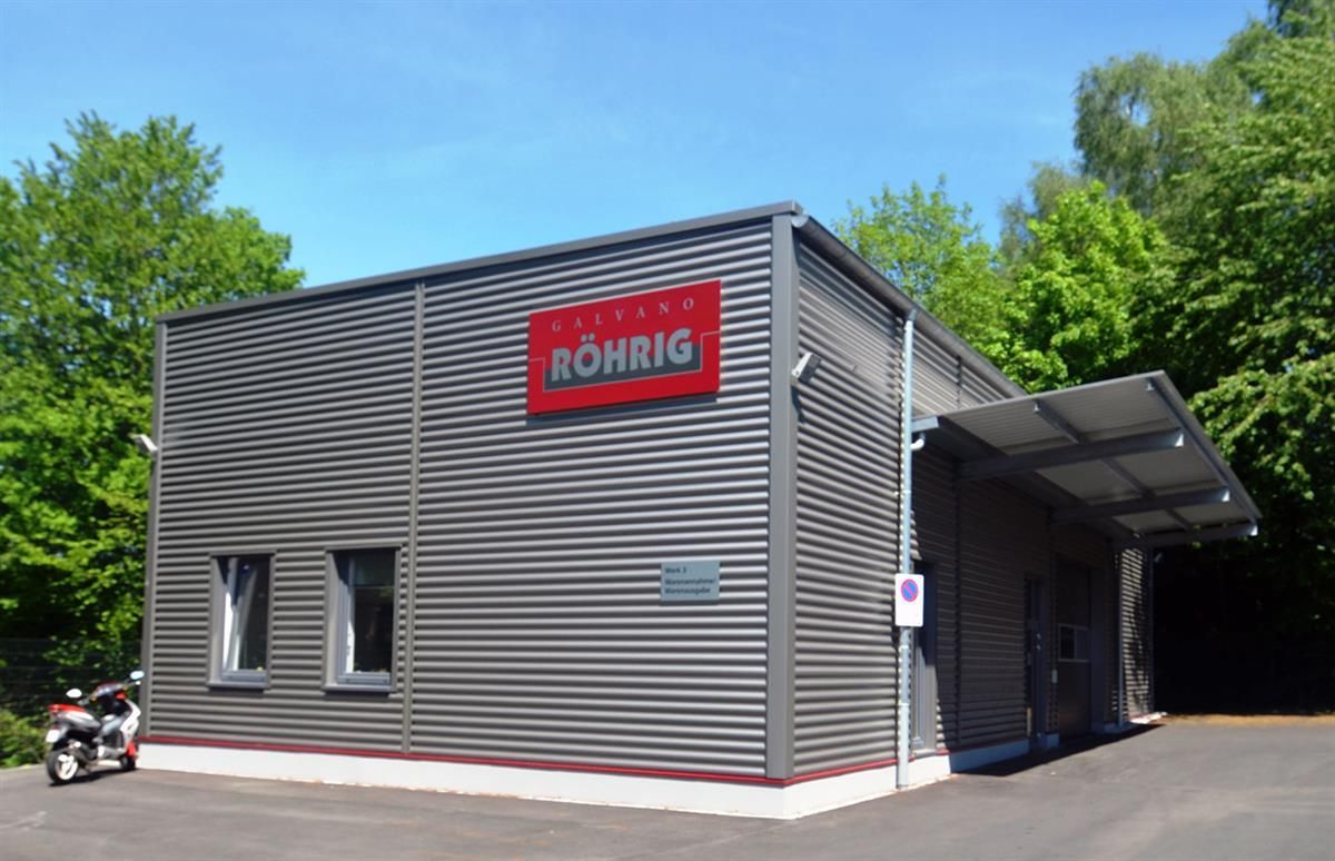 Ein Gebäude mit einem roten Schild mit der Aufschrift „Rohrig“