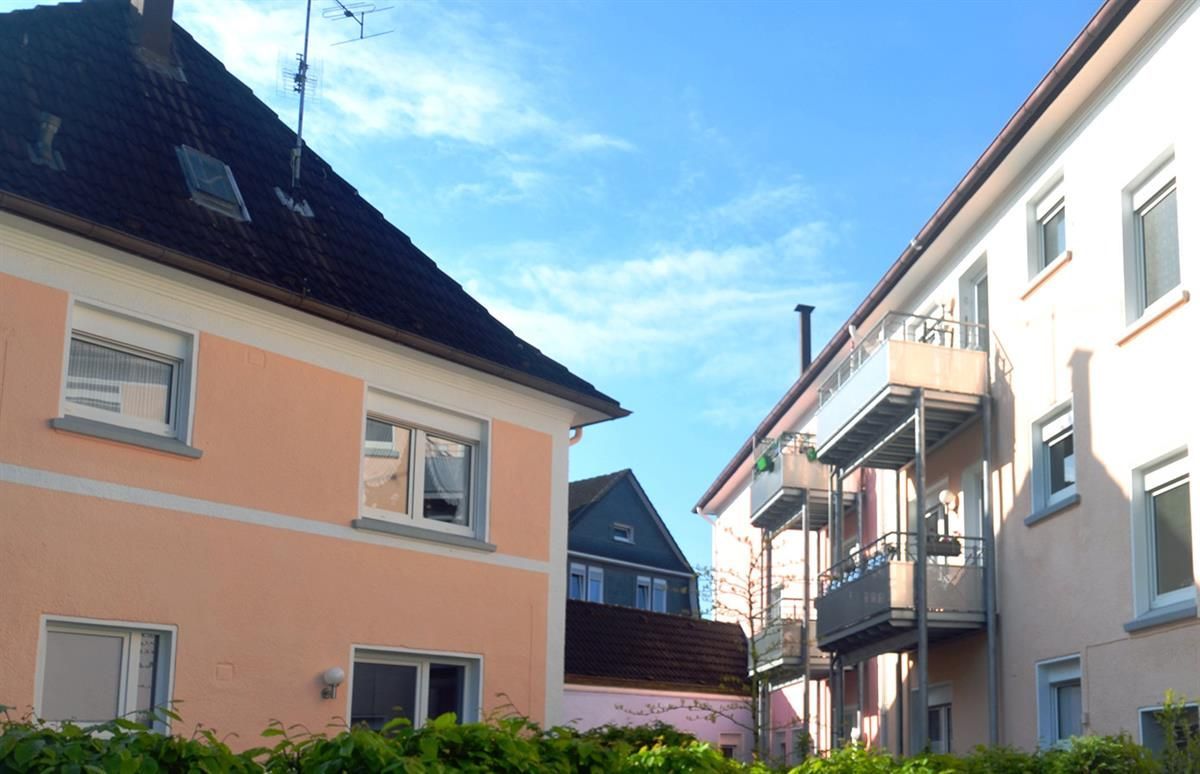 Eine Reihe von Gebäuden mit Balkonen und einem blauen Himmel im Hintergrund
