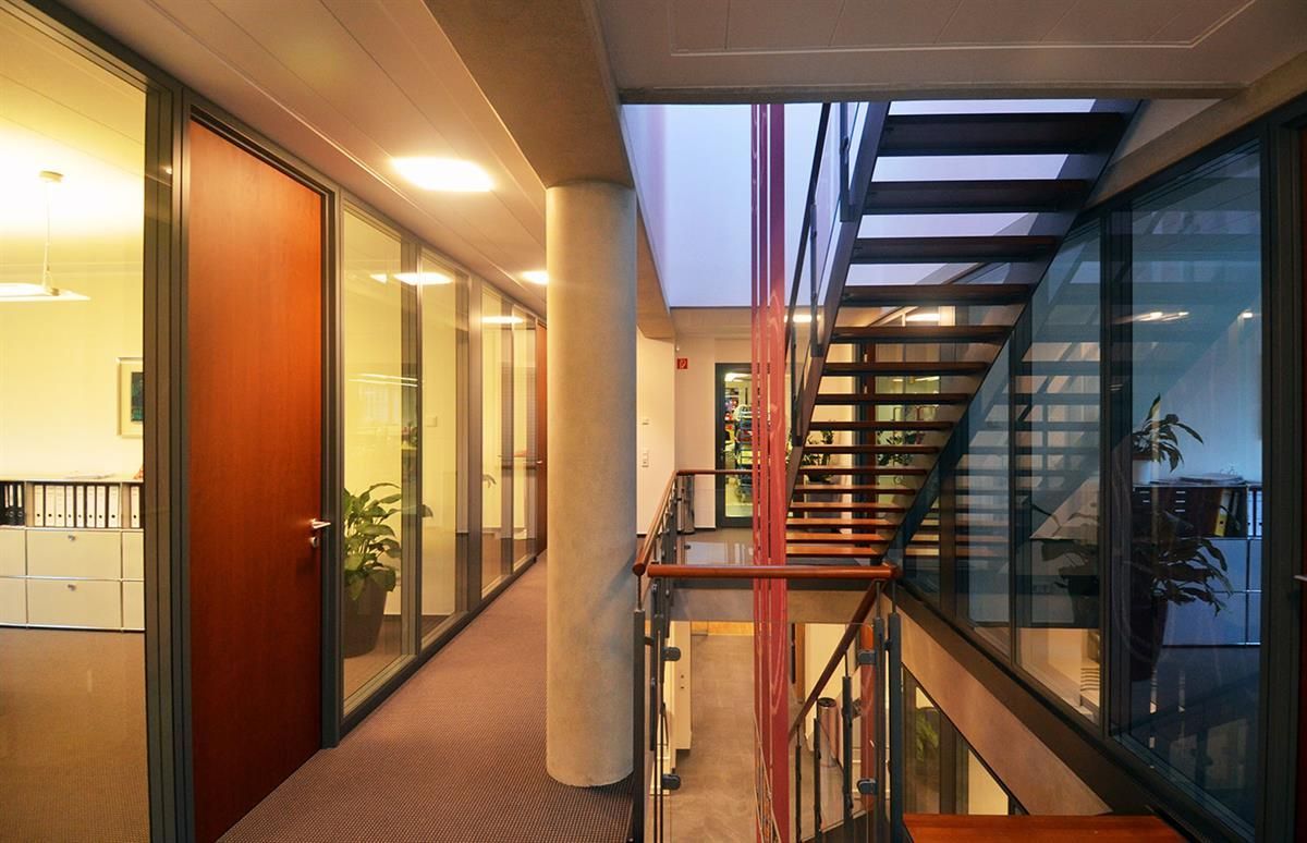 Ein Flur mit einer Treppe in der Mitte