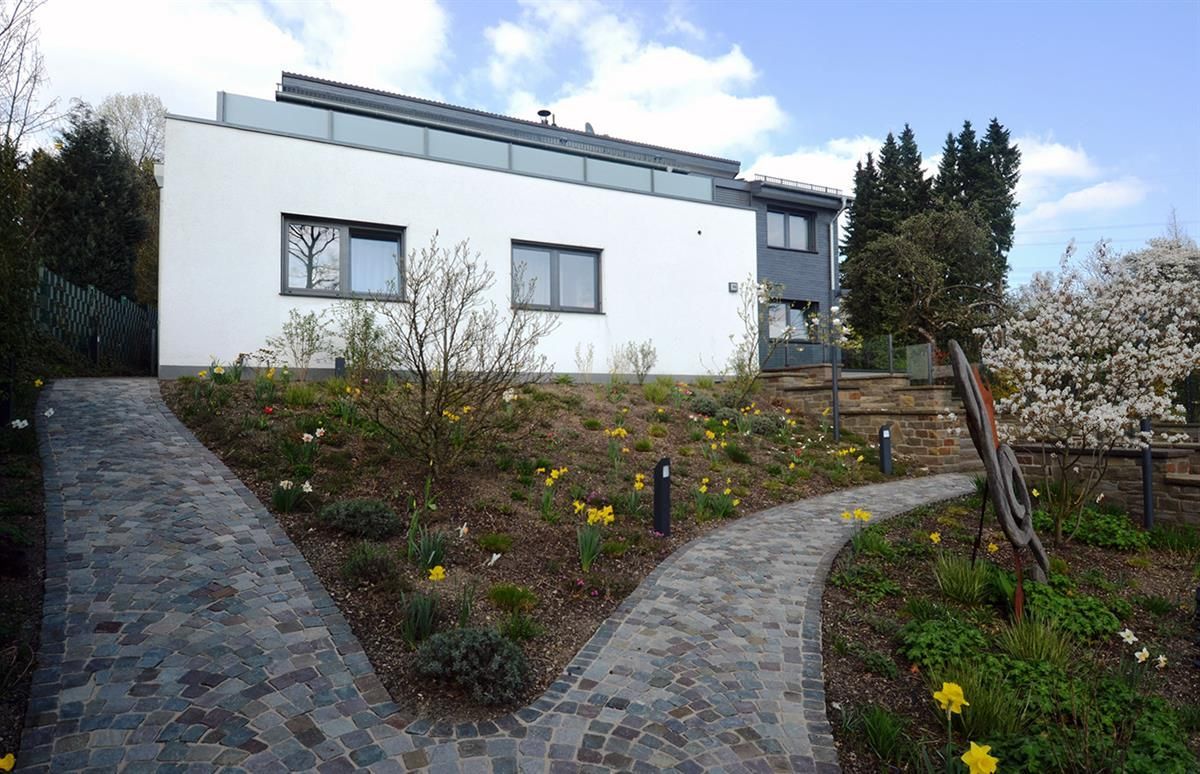 Ein weißes Haus mit einem Gehweg, der dorthin führt