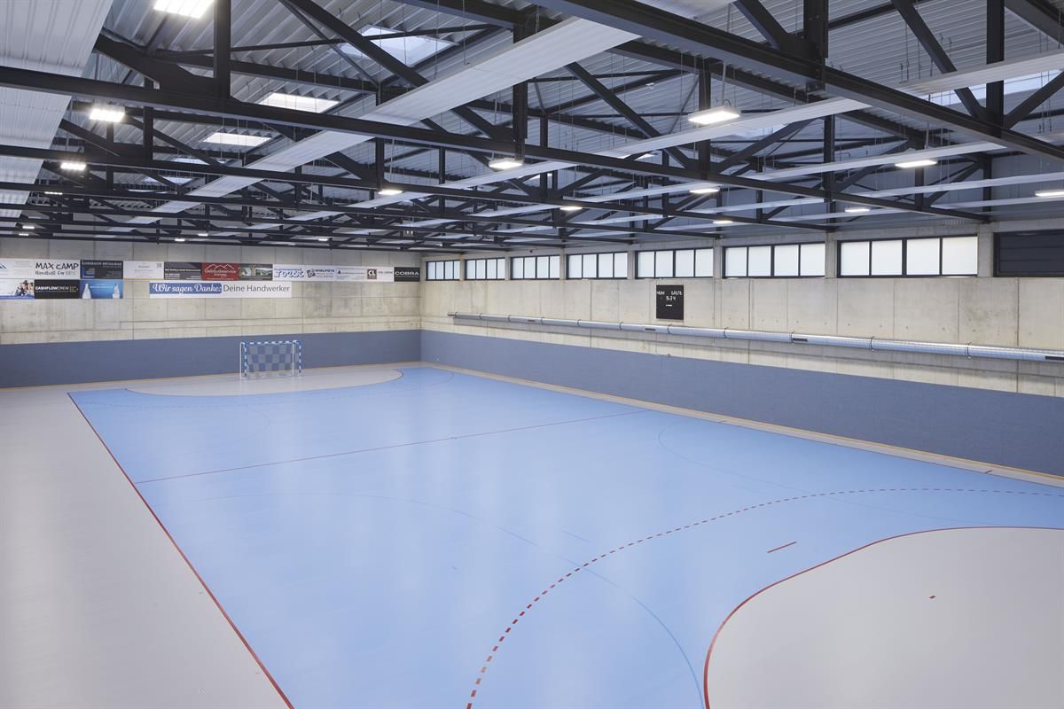 Eine große Turnhalle mit blauem Boden