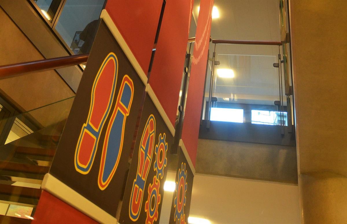 Ein rotes Banner mit einem Paar Schuhe darauf