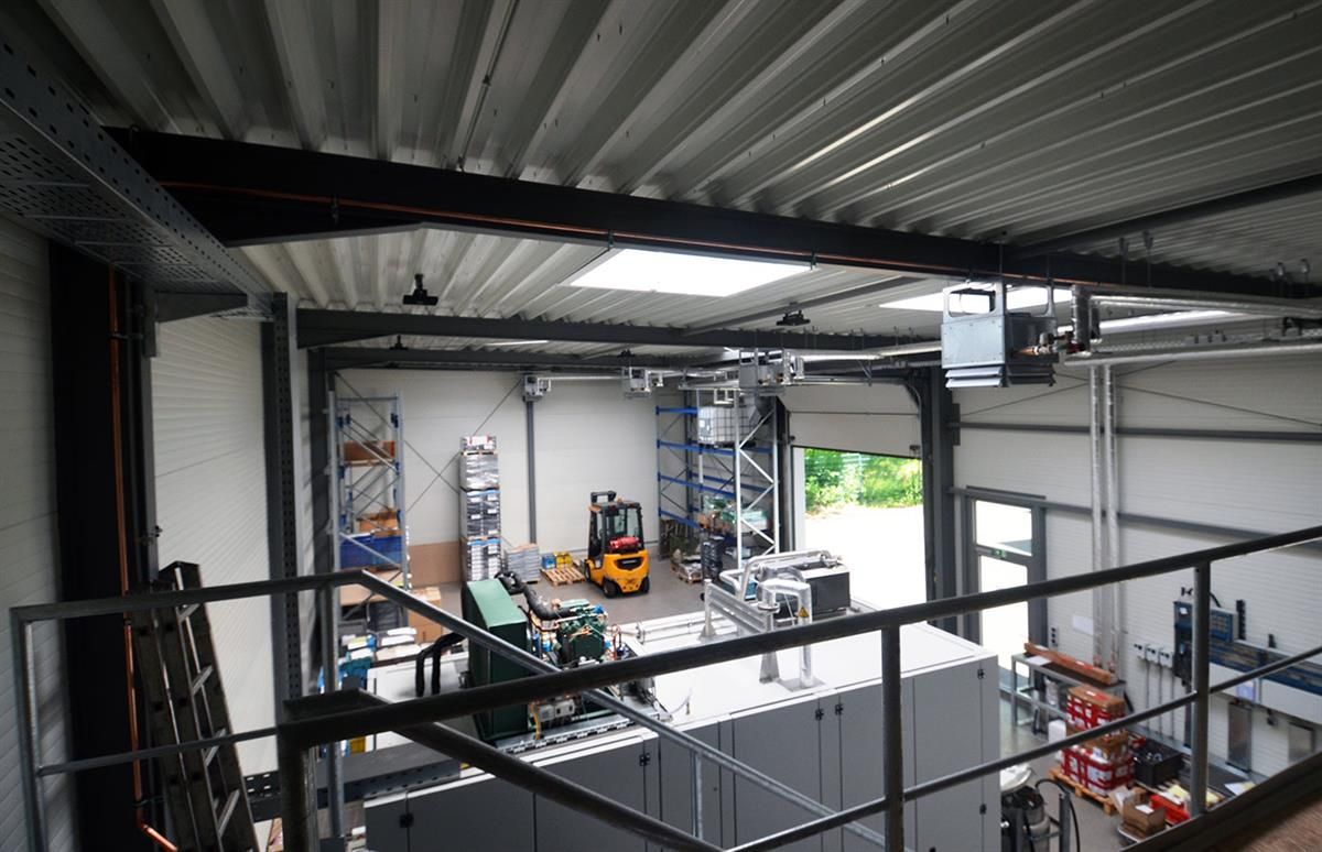 Ein Lager mit einem Gabelstapler in der Mitte