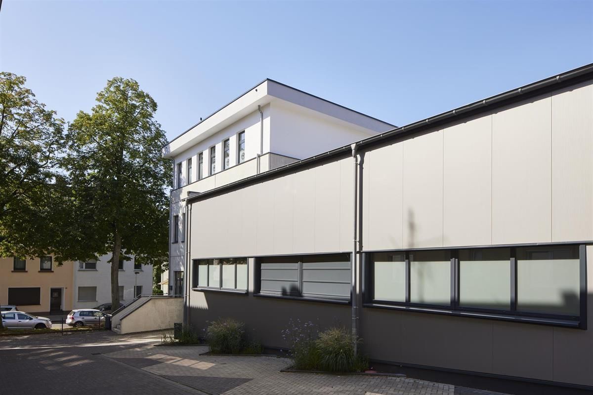 Ein großes weißes Gebäude mit vielen Fenstern