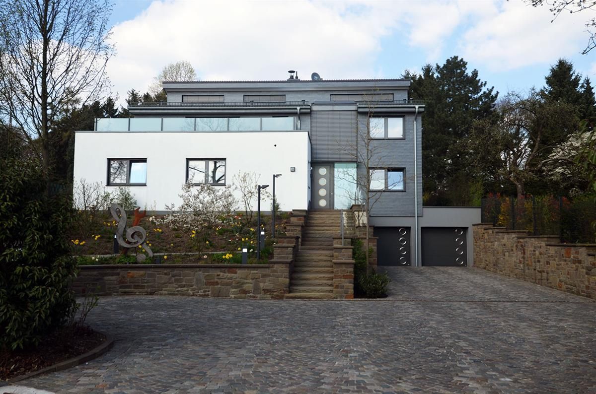 Ein großes Haus mit Treppen, die hinaufführen