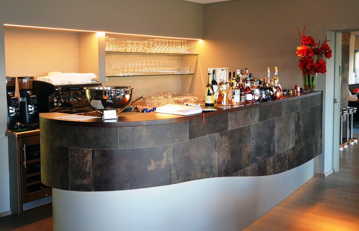 Eine Bar in einem Restaurant mit Flaschen und Gläsern darauf