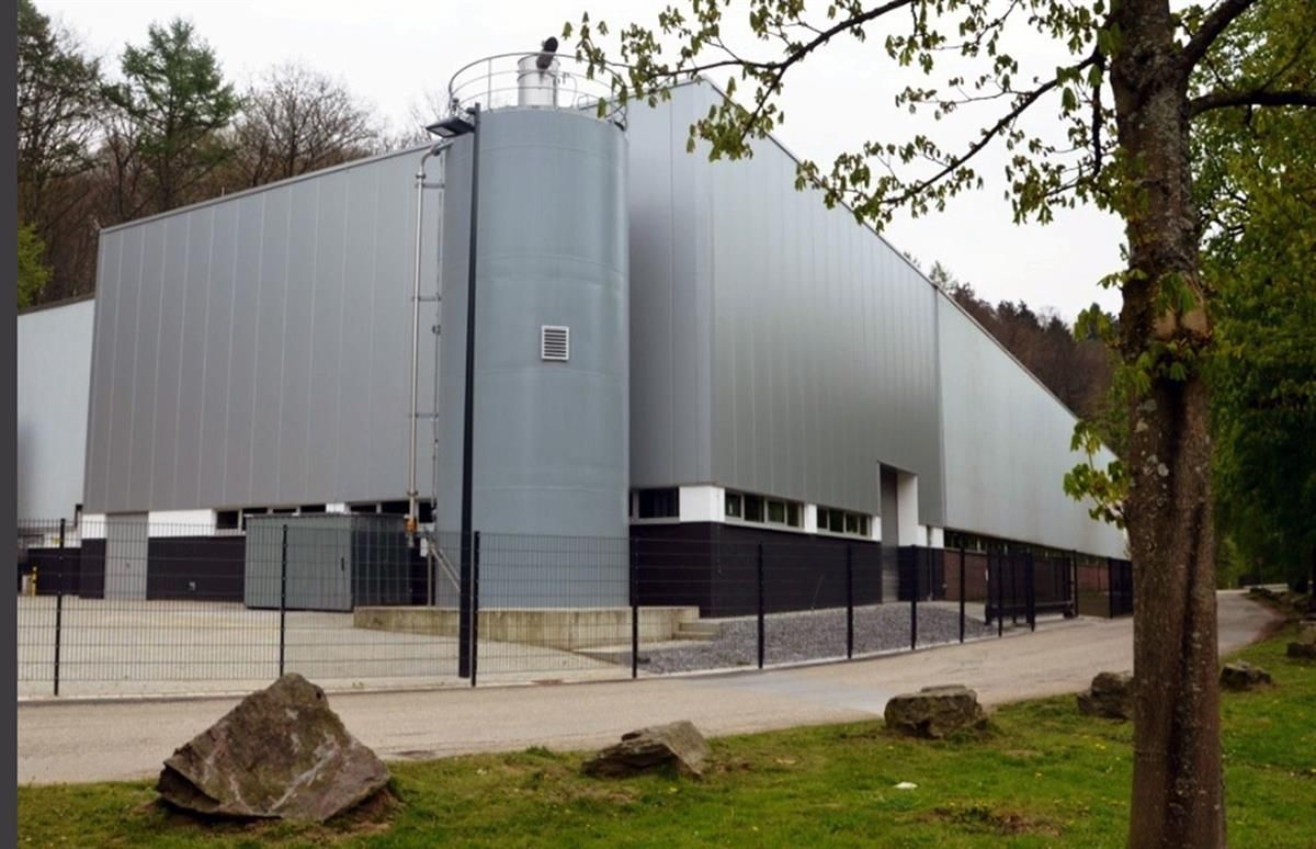 Ein großes Gebäude mit dem Buchstaben B an der Seite