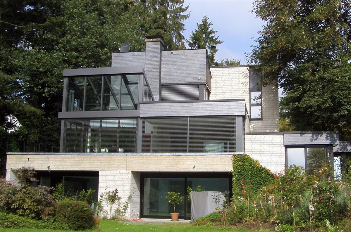 Ein großes Haus mit vielen Fenstern und Treppen