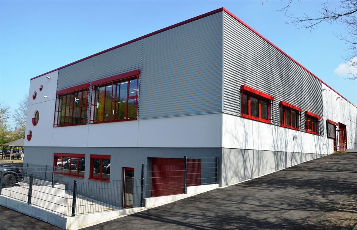 Ein großes weiß-rotes Gebäude mit vielen Fenstern