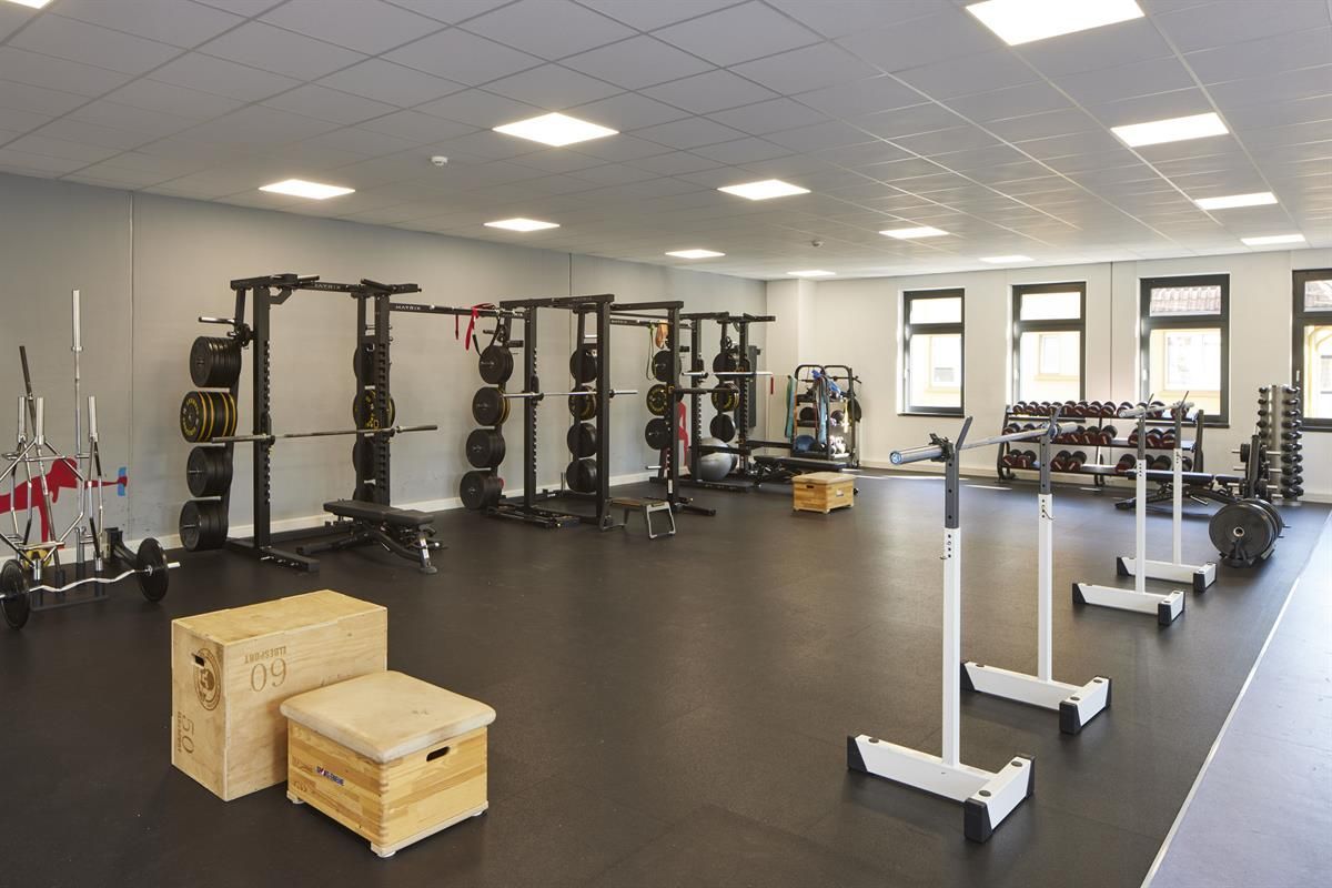 Ein großer Fitnessraum mit vielen Trainingsgeräten