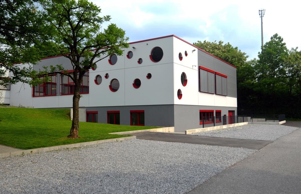 Ein Gebäude mit vielen Fenstern und Kreisen darauf