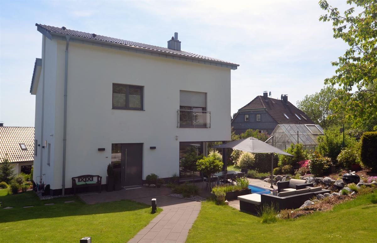 Ein weißes Haus mit einem Gehweg, der dorthin führt